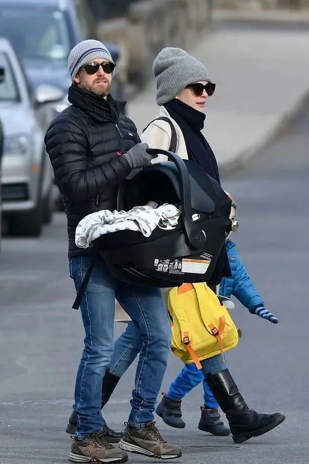 美国女明星安妮海瑟薇感情,安妮海瑟薇带孩子逛街状态