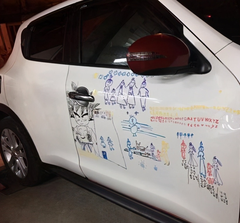 8岁女孩涂鸦画,三个孩子在豪车上涂鸦