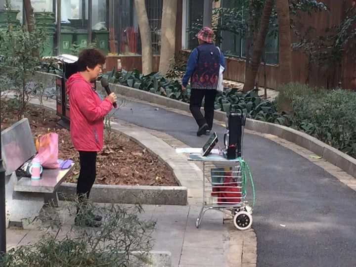 在相亲角逛了一圈,我们差点脱不开身