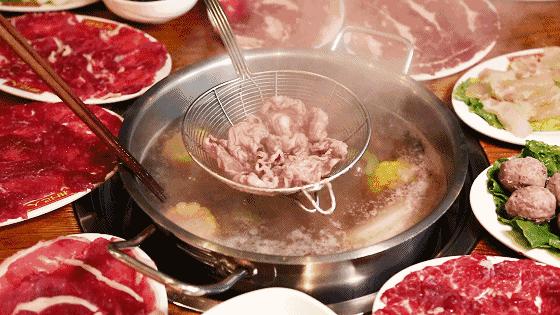 中国人又对火锅下手:火锅奶茶、火锅蛋糕,而老外吃的火锅更奇怪