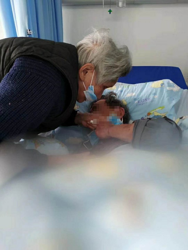 80岁老夫妻重逢,七旬夫妻病房相逢