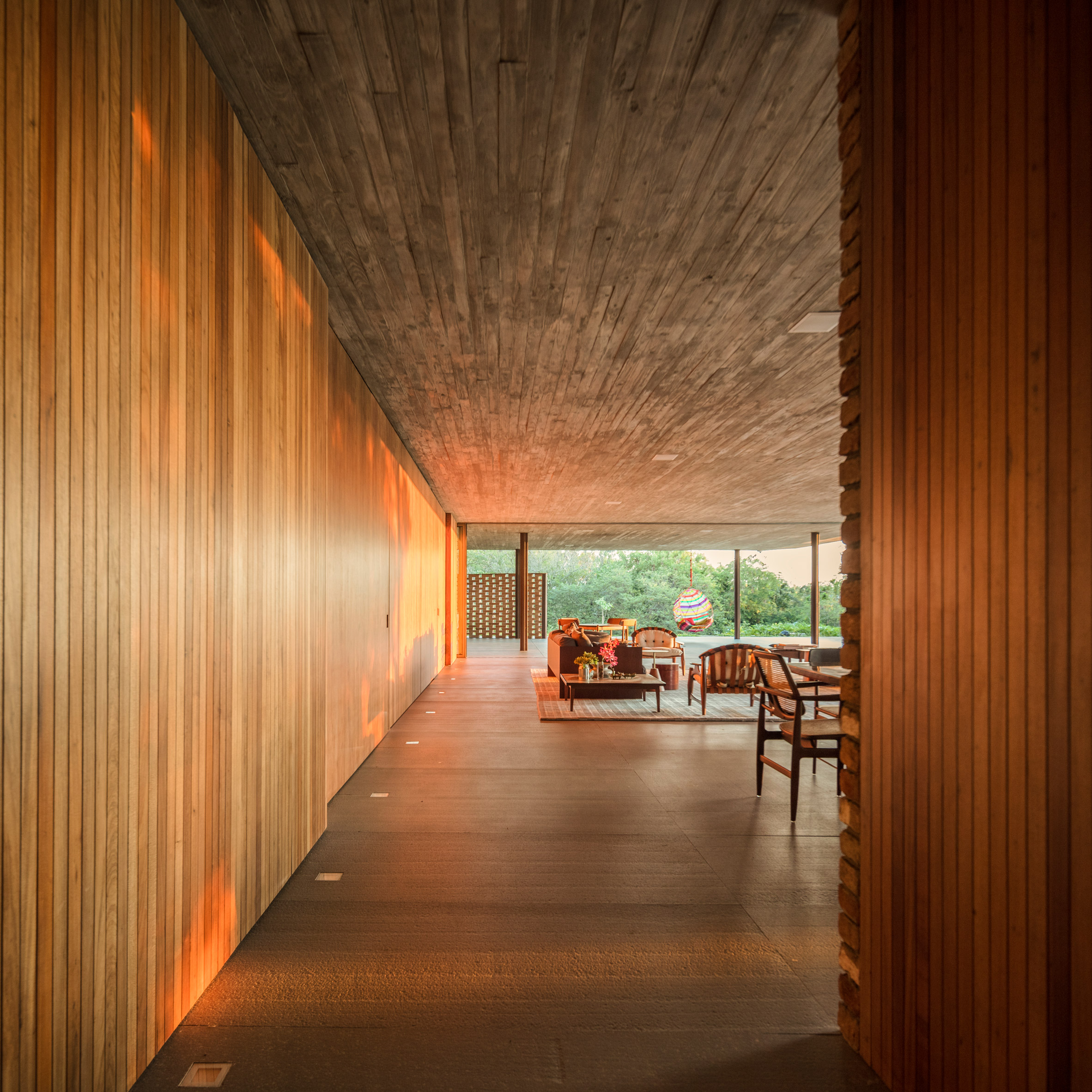 1000m²屋顶满种绿草，消隐在田园水光里的家