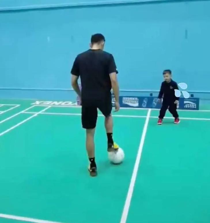 林丹爱子小羽和傅海峰照片,林丹和王小羽打羽毛球的视频