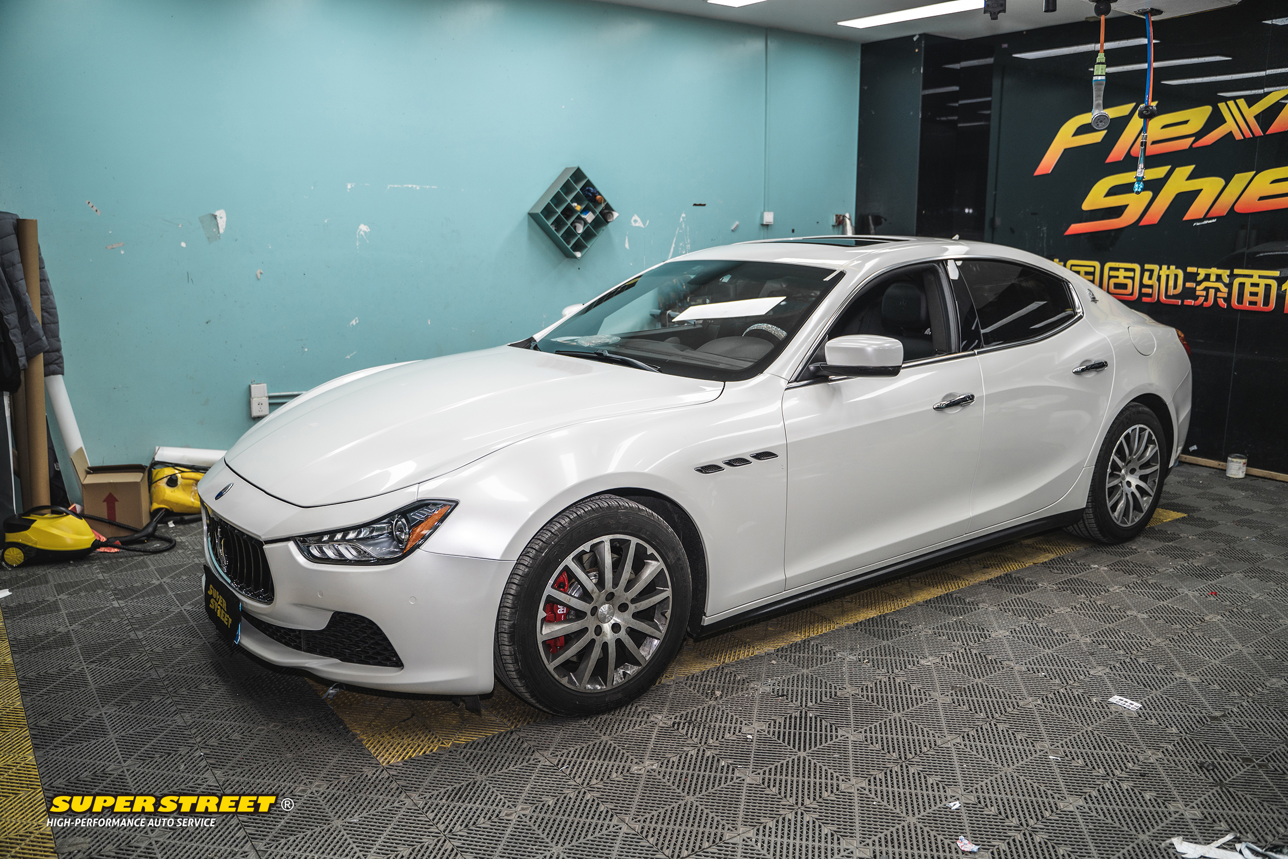 玛莎拉蒂吉博力汽车贴膜改色,superstreet改装