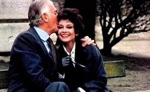 纪梵希爱赫本一生却没有回应,后来纪梵希做成口红,吻遍世间女子