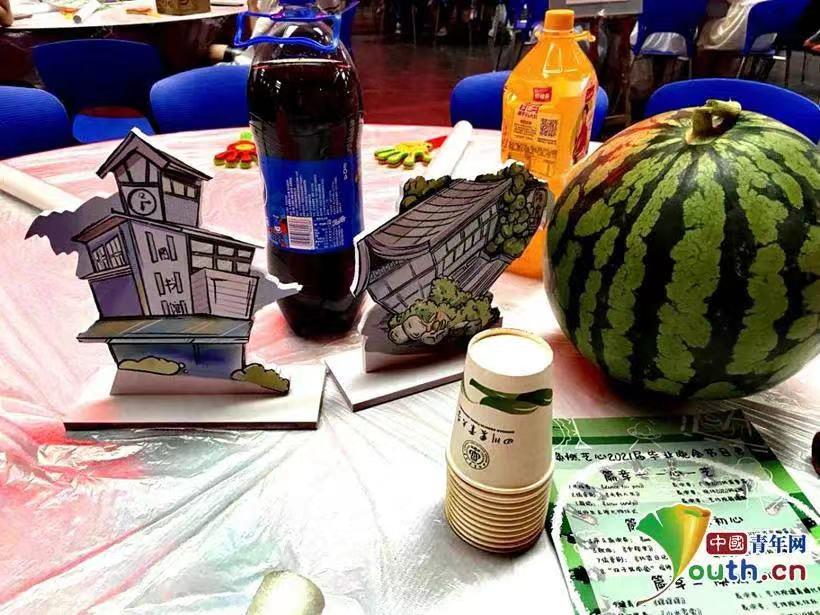 这些高校送的毕业礼物火了,送瓜的,送芯片的,还有送男朋友的