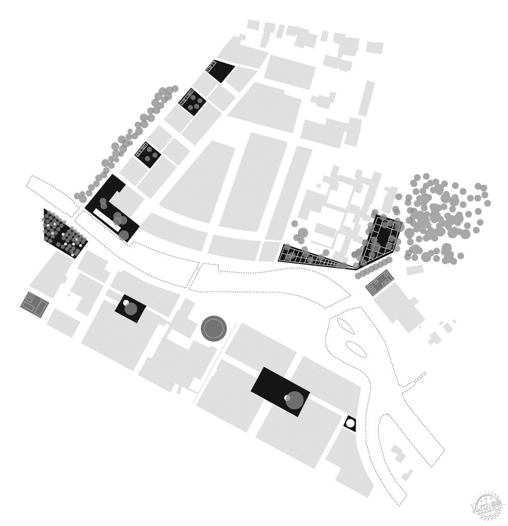 砖墙、烟囱与老旧的机器，遮不住河岸的水波光亮