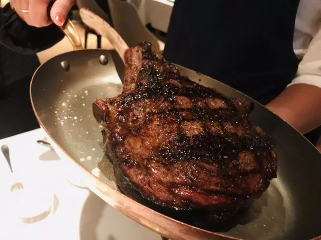 想要吃到温哥华最正宗的火焰炭烤牛排,耶路镇这家店一定是首选