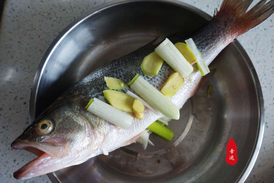 清蒸鲈鱼最简单最好吃的家常做法,清蒸鲈鱼最正宗的做法