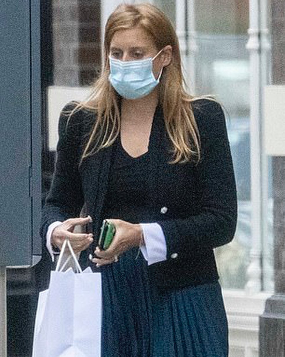 碧翠丝公主外出购物衣品见长，黑西装很有型，借百褶裙巧妙遮孕肚