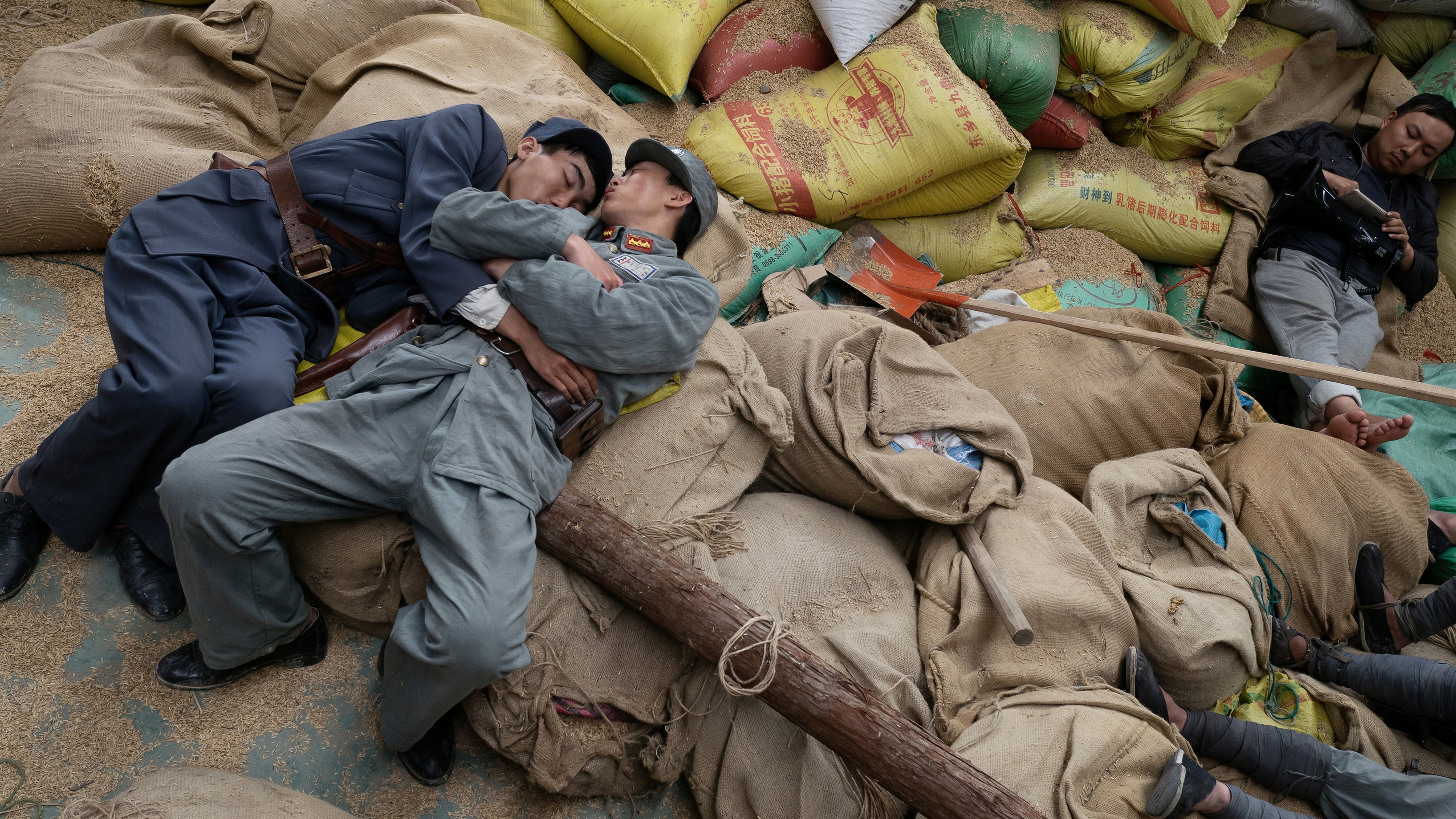 我拍了数千名路人甲，“成年人不要给自己编织梦想”|图集