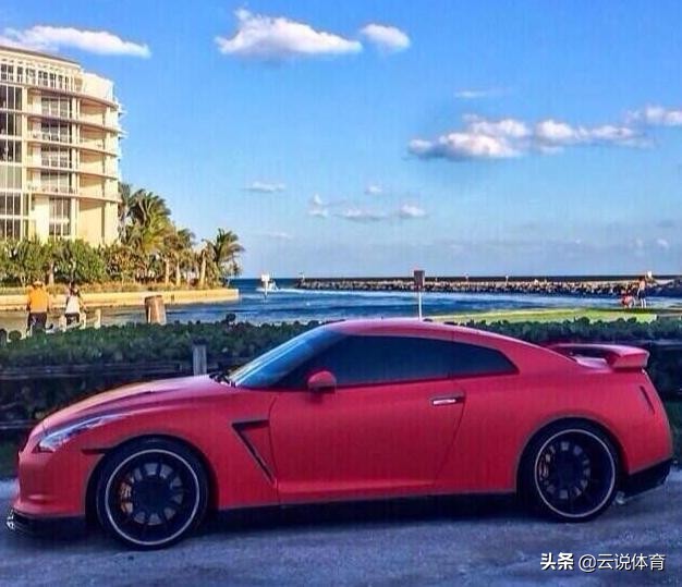 NBA巨星从不差钱：詹皇18岁开2003悍马H2