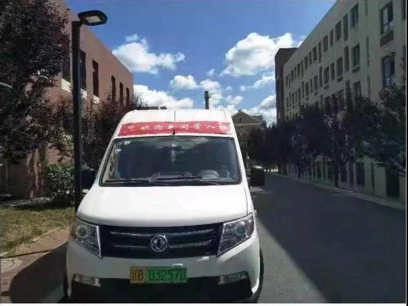 大学生新生报到父母忙前忙后,2021级本科生入学须知