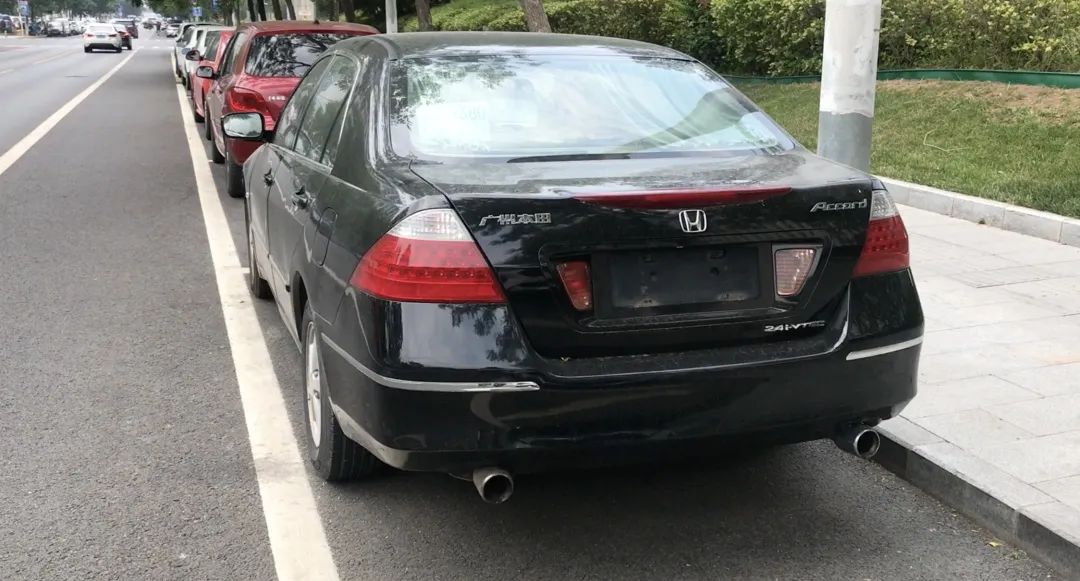 无牌车占了车位应该怎么办,二手车占用停车位售卖