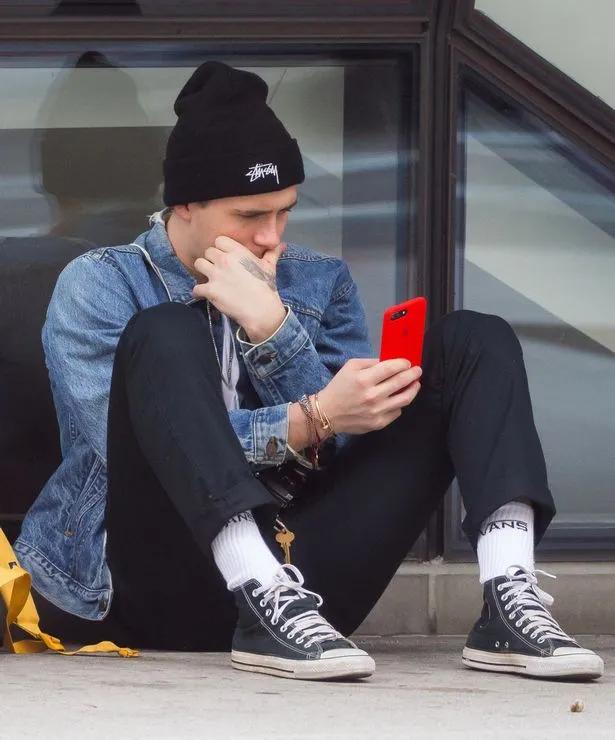 贝克汉姆成长史 (贝克汉姆年轻时和儿子对比)