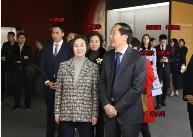 众子女为赌王庆生，57岁何超琼打扮低调却最出挑，风头盖过四太