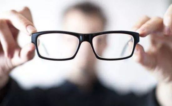 高度近视眼睛斗鸡眼怎么办,近视眼成斗鸡眼了怎么办