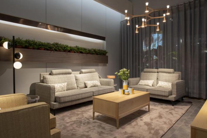 斯可馨布艺沙发最新款,斯可馨与左右沙发哪个好