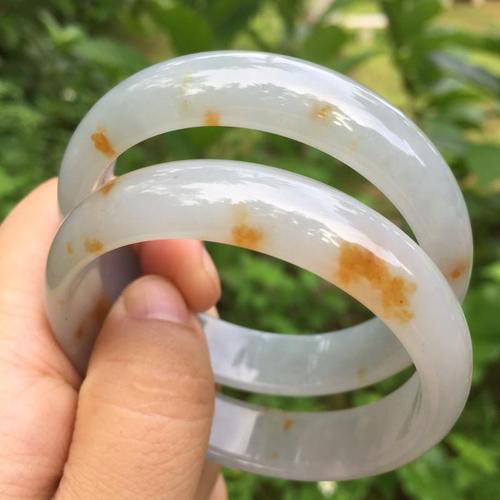 飘色翡翠手镯值钱吗,飘绿花翡翠手镯值钱吗