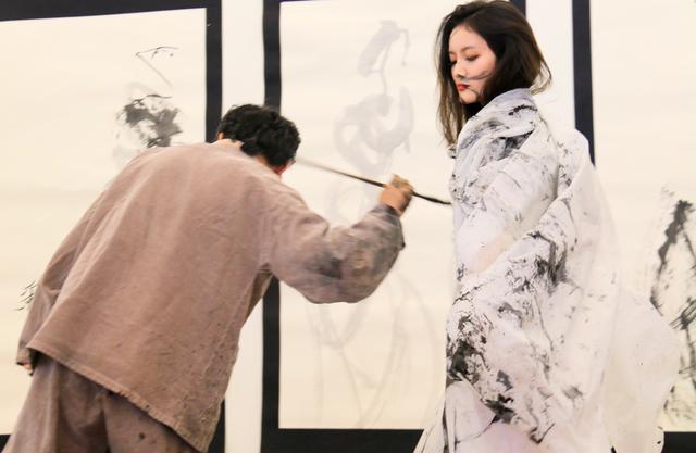 教授在美女身上练书法!专家:美女肉体美的,书法美的,作品大美