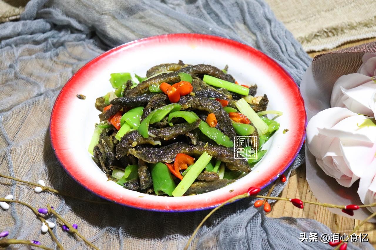 活跃于稀泥田里,乡下小孩都抓过!吃了健脾益肾,很多人不敢吃