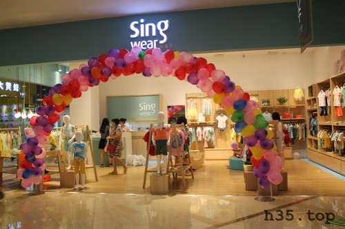 最新童装店双门头装修效果图,童装店怎么装修才有顾客