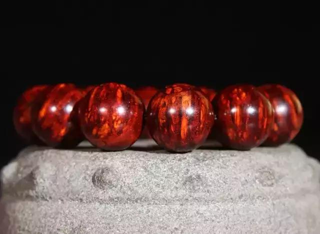 左手小叶紫檀右手凤眼菩提,左手戴蜜蜡右手戴小叶紫檀