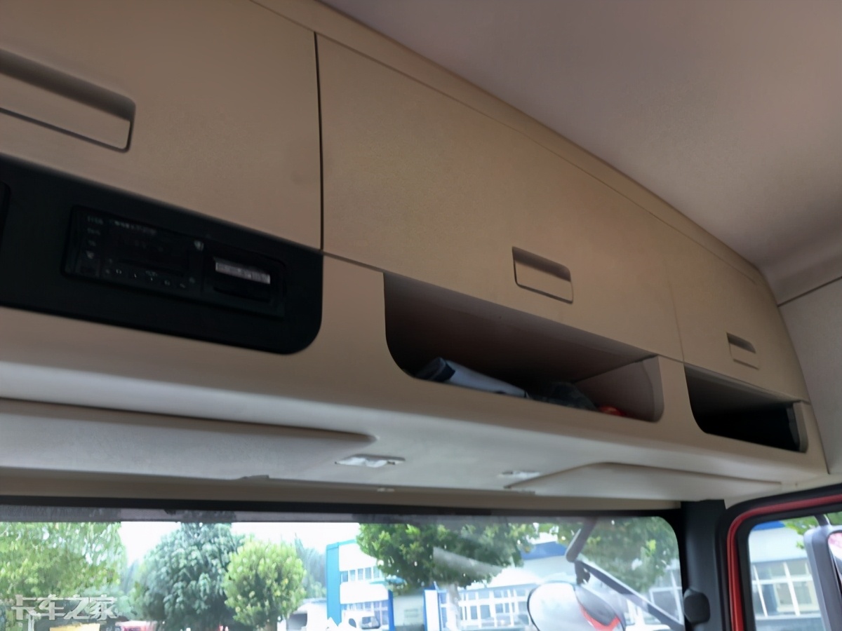 陕汽德龙新款m3000天然气车,德龙m3000牵引车拉大件