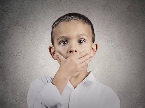 孩子生气摔东西哭闹怎么办,对小孩发脾气摔东西最佳处理方式