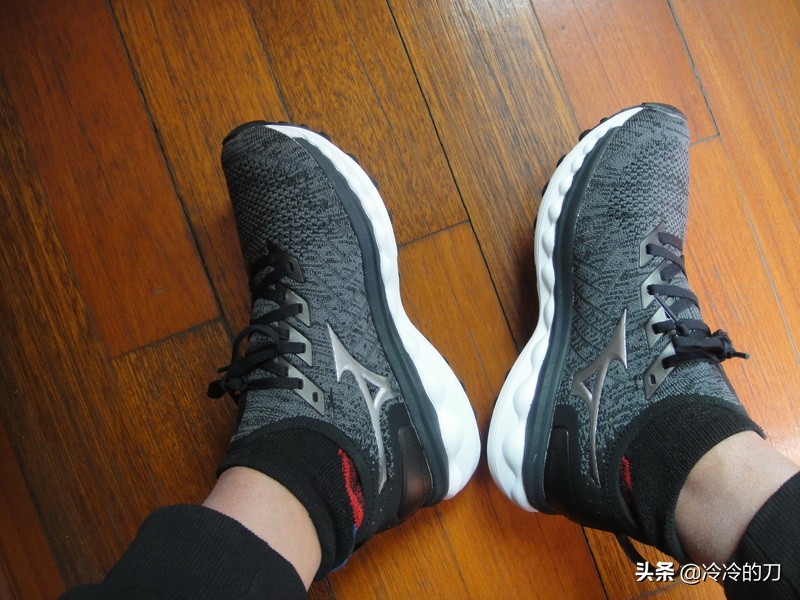 mizuno缇庢触娴撹窇闉媤avesky4,mizuno璺戞闉嬬編娲ユ祿wave58