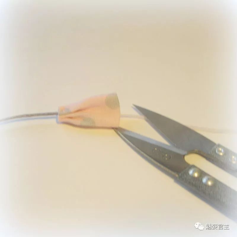 怎么制作花朵手工布料教程,怎么用剩下的布料做衣服上的小花