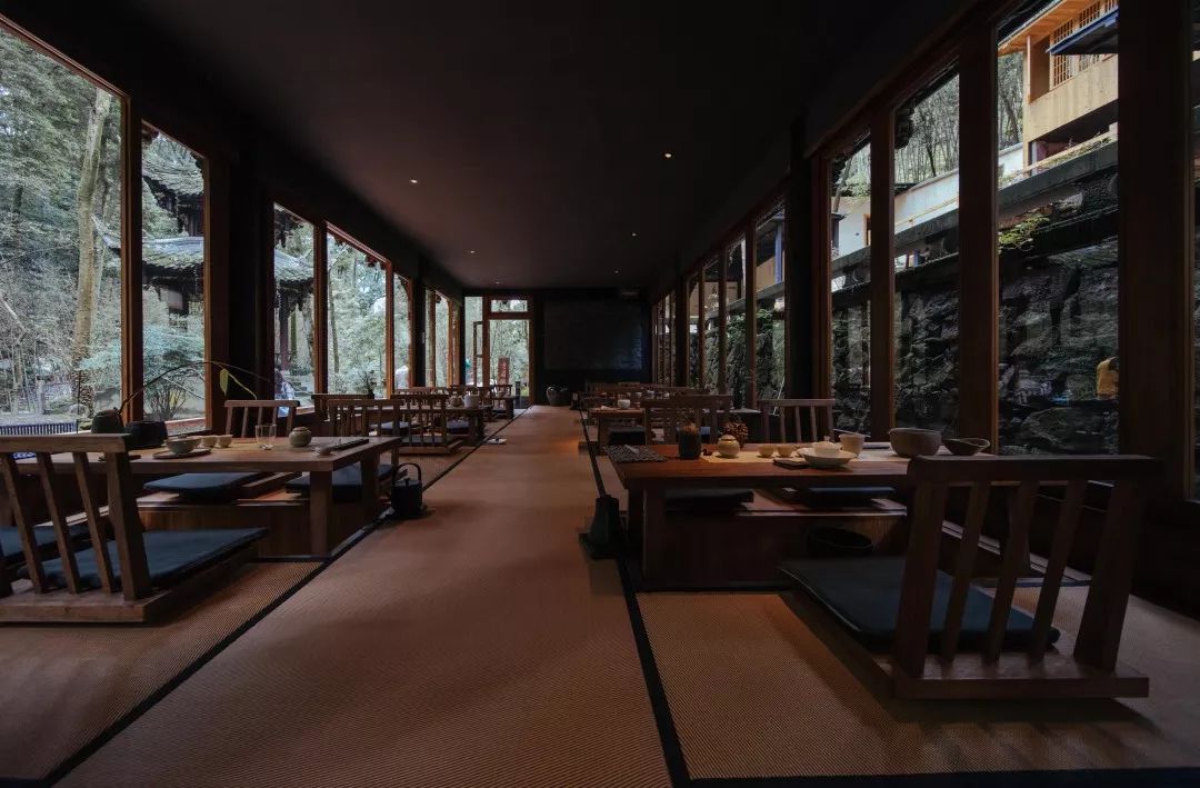 一家开在闹市里的茶馆,一家开在寺庙内的咖啡店