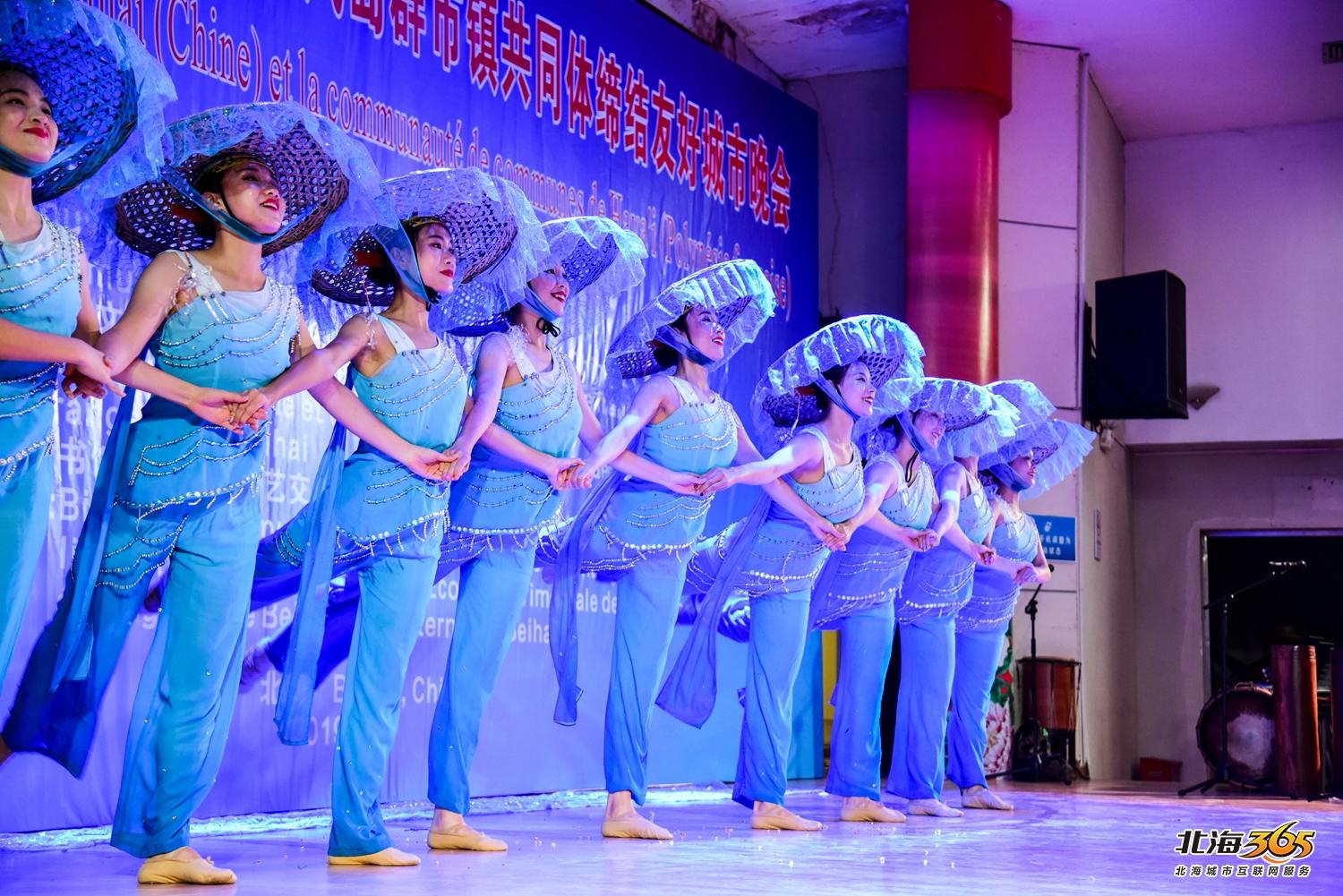 我在北海图书馆拍了一场特别的晚会，观众情不自禁跟着节奏动起来