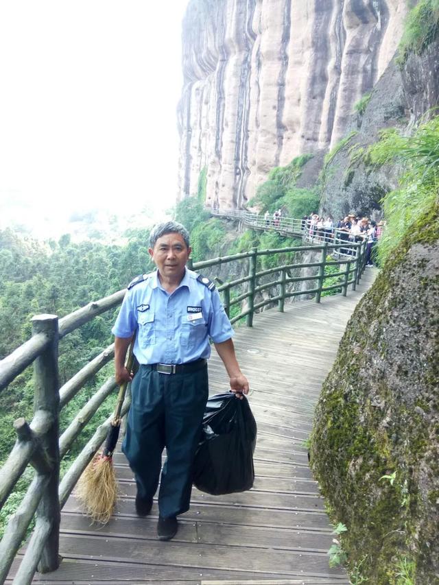 一个让人流连忘返的地方，山清水秀，只需要坐在河边发呆就行。