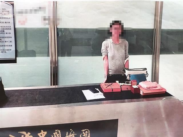 女子偷百万名表被拘,女子从法国买回上百万奢侈品