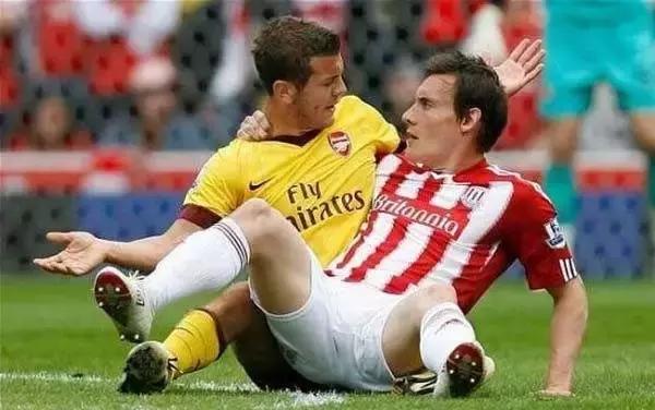 足球场上的搞笑乌龙球,足球场上的搞笑错位