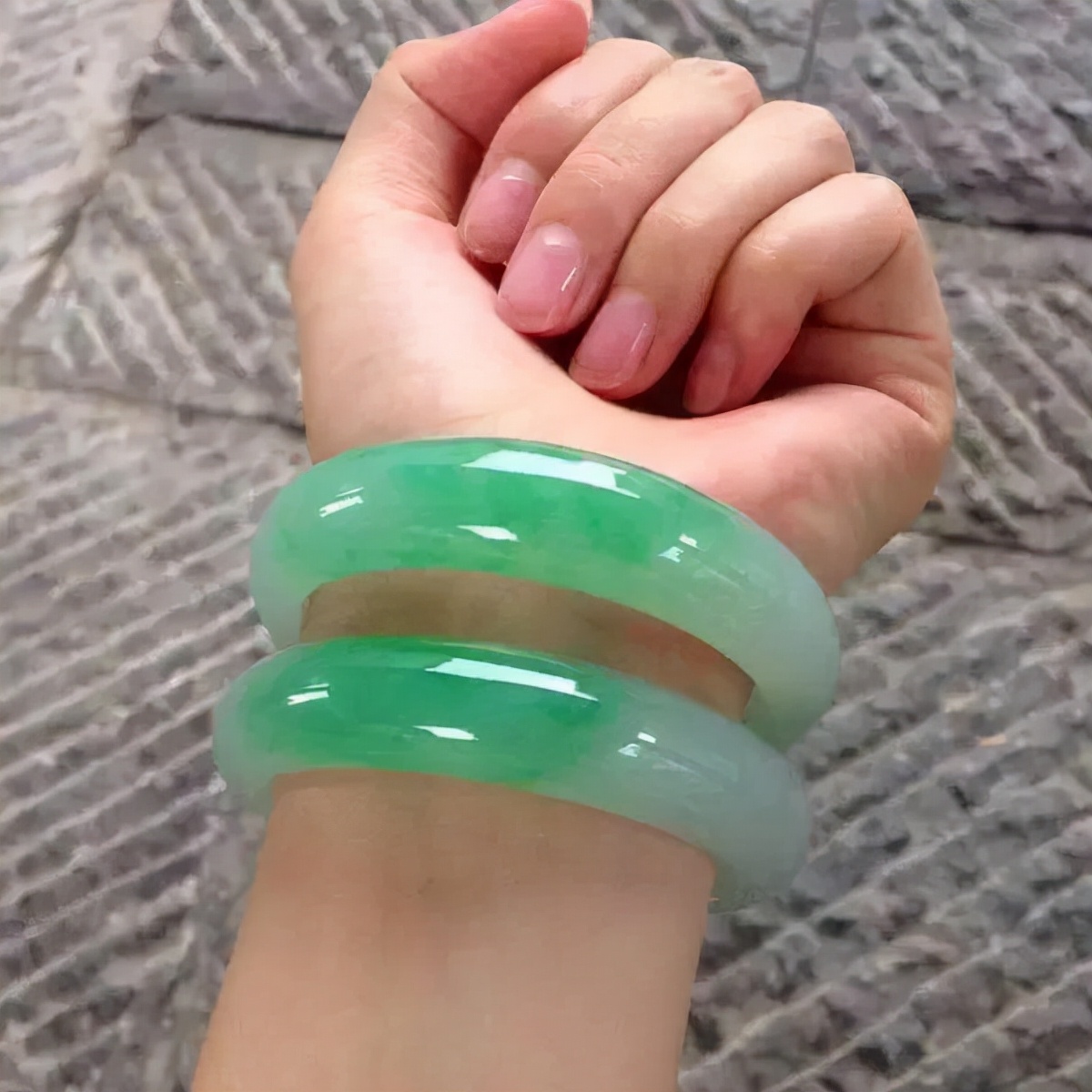 玉镯款式太单调？6种“叠搭法”不怕你撞衫就怕你太时髦