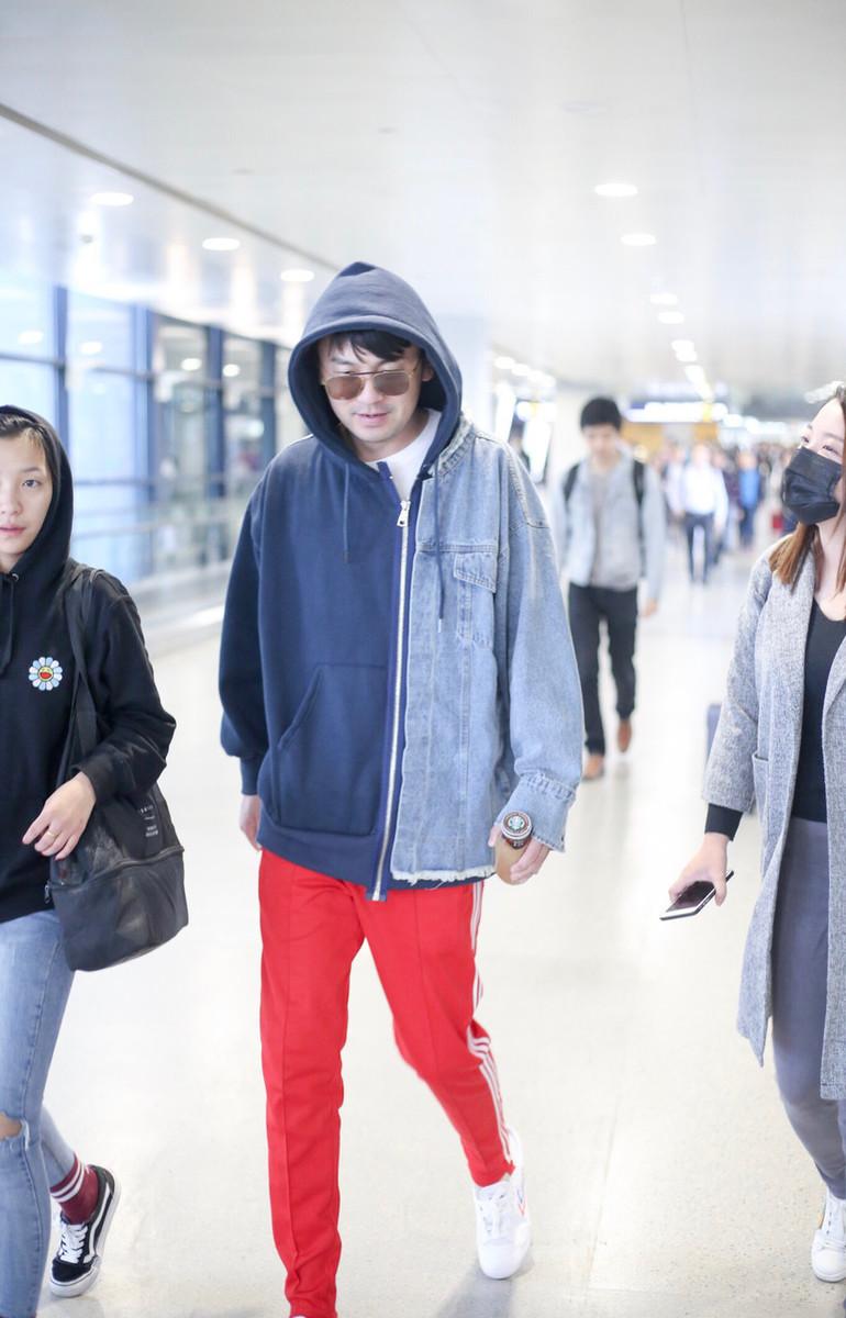 雷佳音全黑look走机场，184的身高却有“锥子腿”，不看脸似男模