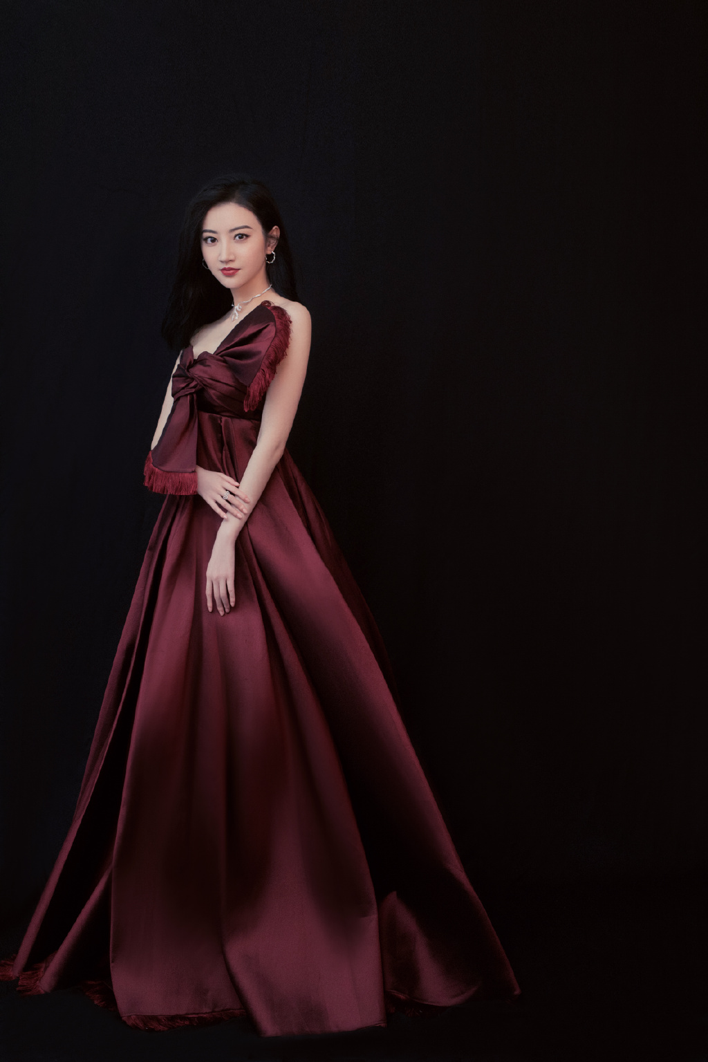 她直播自曝微整形，今穿T恤配大红色轻纱裙，衬得人肤白如雪