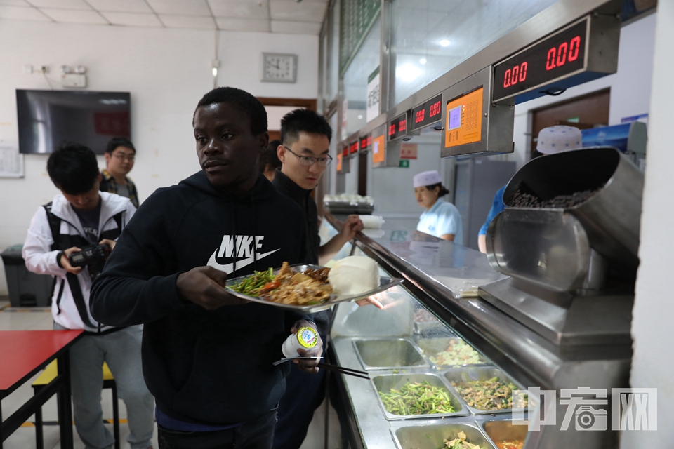 这位来自非洲的“吕布”如今成了“中国通”