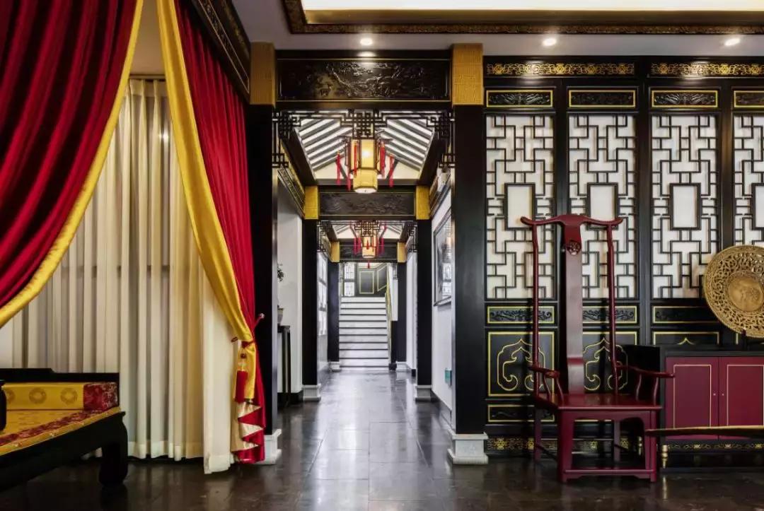 西安一“怪”店，没有散座，厅堂还悬了只大金龙