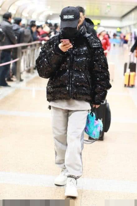 王菊白色运动裤,王菊被吐槽胖