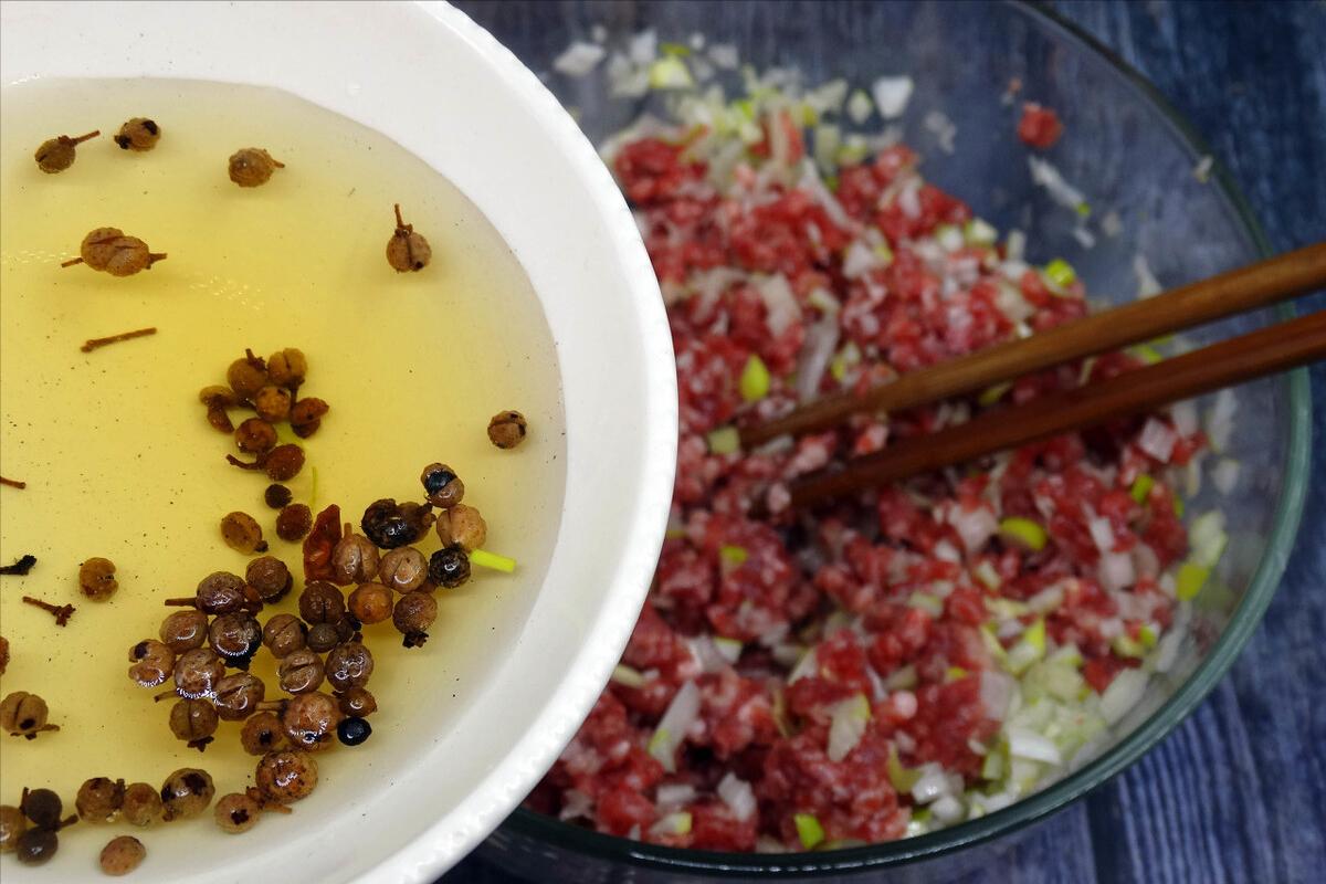 怎么调肉馅油润,自己调的肉馅为啥发酸