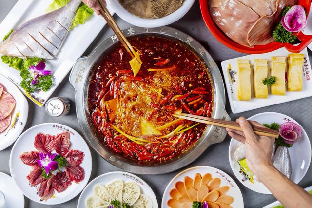 火锅吃到最后才分得最清,重庆老火锅吃到最后又咸又辣