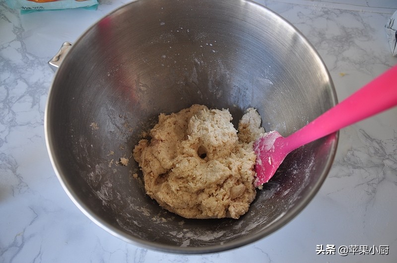 香蕉变黑别着急扔,加点面粉拌一拌,做面包,香甜松软,味道独特