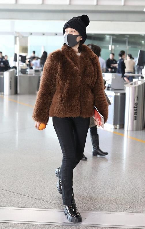 今年流行羊羔绒外套温暖又时髦,今年流行的羊羔外套