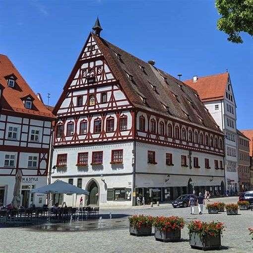 陨石撞出最贵小镇!城墙内镶“7.2万吨钻石”闪闪发光