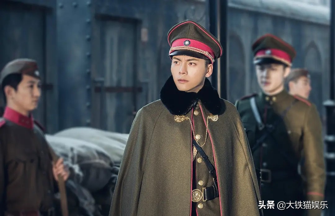 民国军装男神霸气出场,成毅帅气军装
