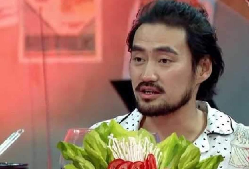 留了胡子反而更帅的男星,刮掉胡子帅到爆的男星