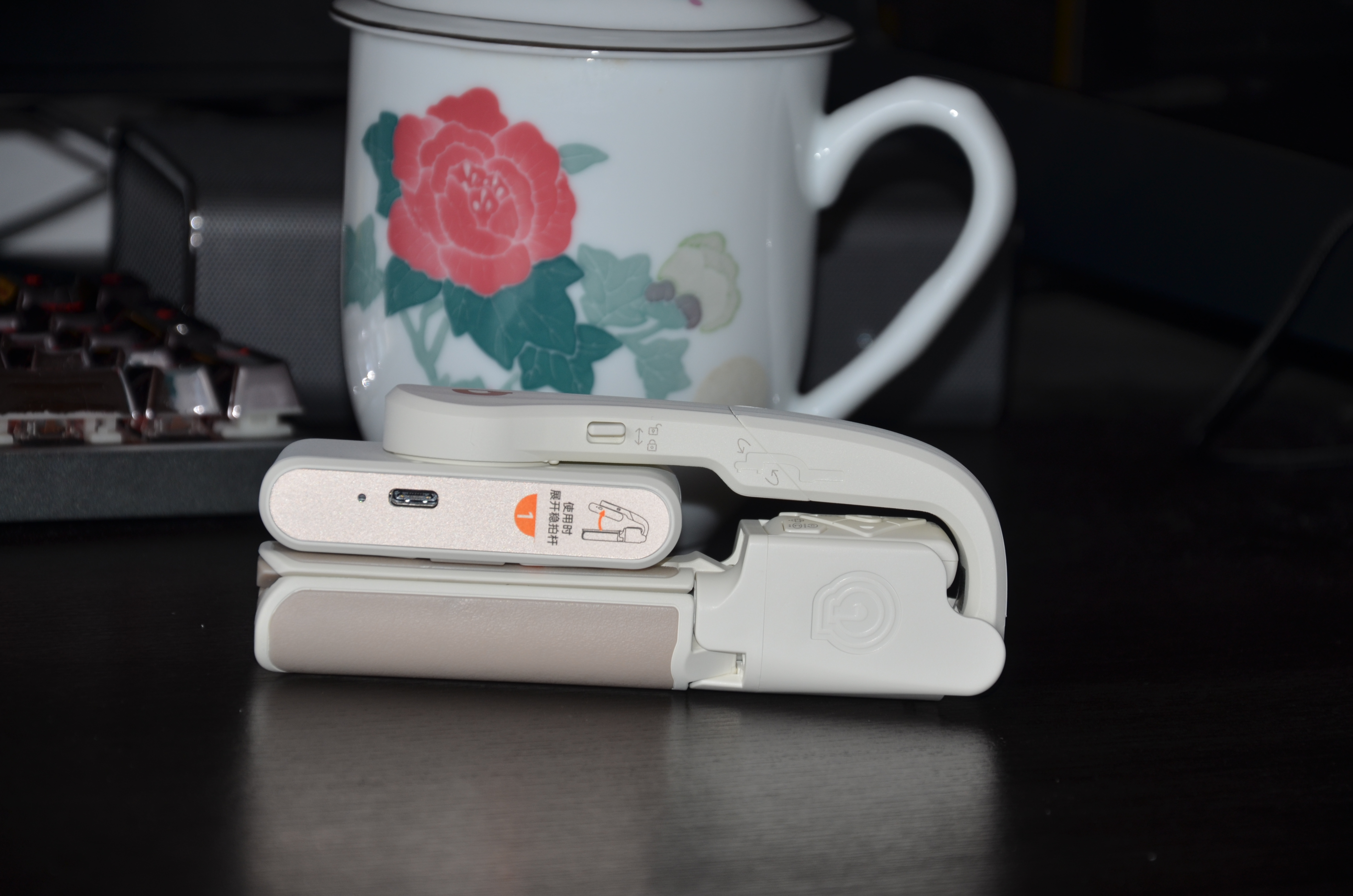 是自拍杆、三脚架，遥控卡菲、也是稳定器——浩瀚小Q智能稳拍杆